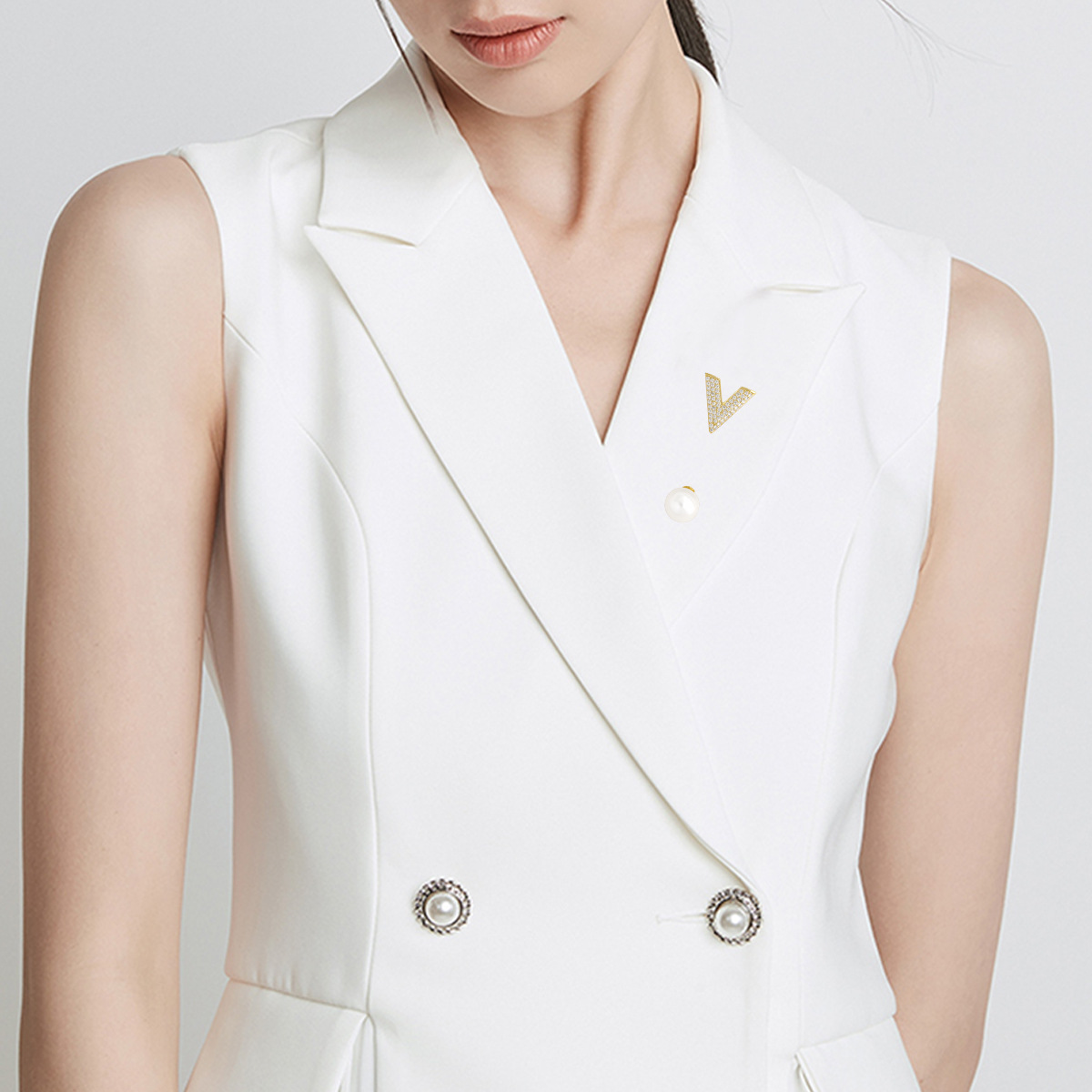 2021 new anti-glare V-shaped brooch with micro-inlaid zircon brooch, simple and high-end corsage clothing detail image 4