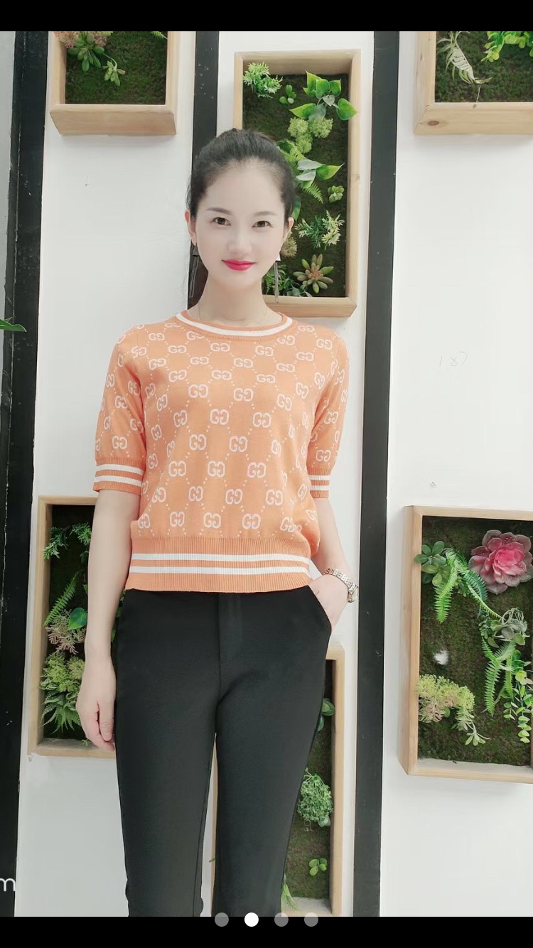 The autumn cashmere sweater series features original designs in a comfortable and fashionable light yellow color detail image 2
