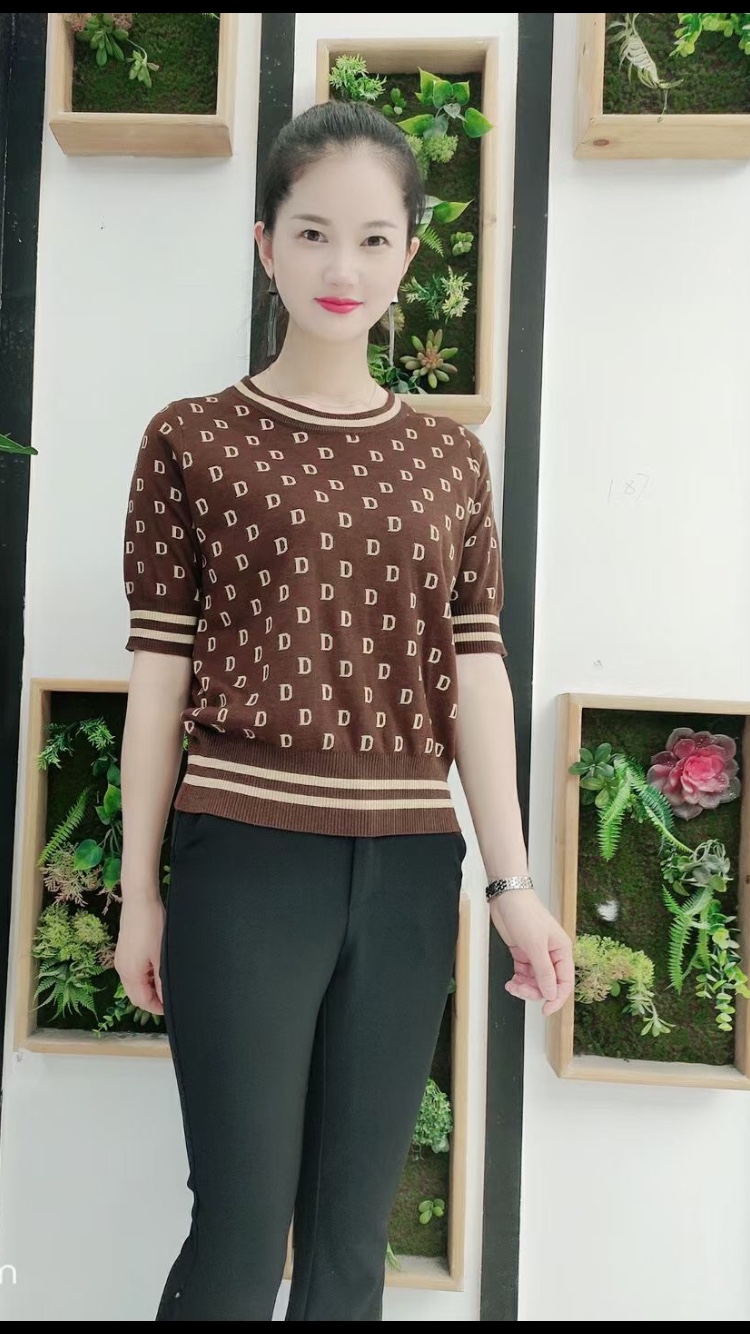 The autumn cashmere sweater series features original design, comfort and fashion, with coffee-colored patterns details Picture