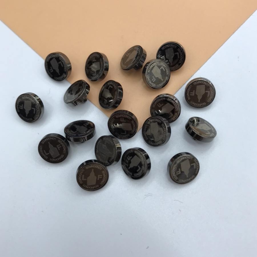 Laser decoration of four-piece buttons for clothing accessories