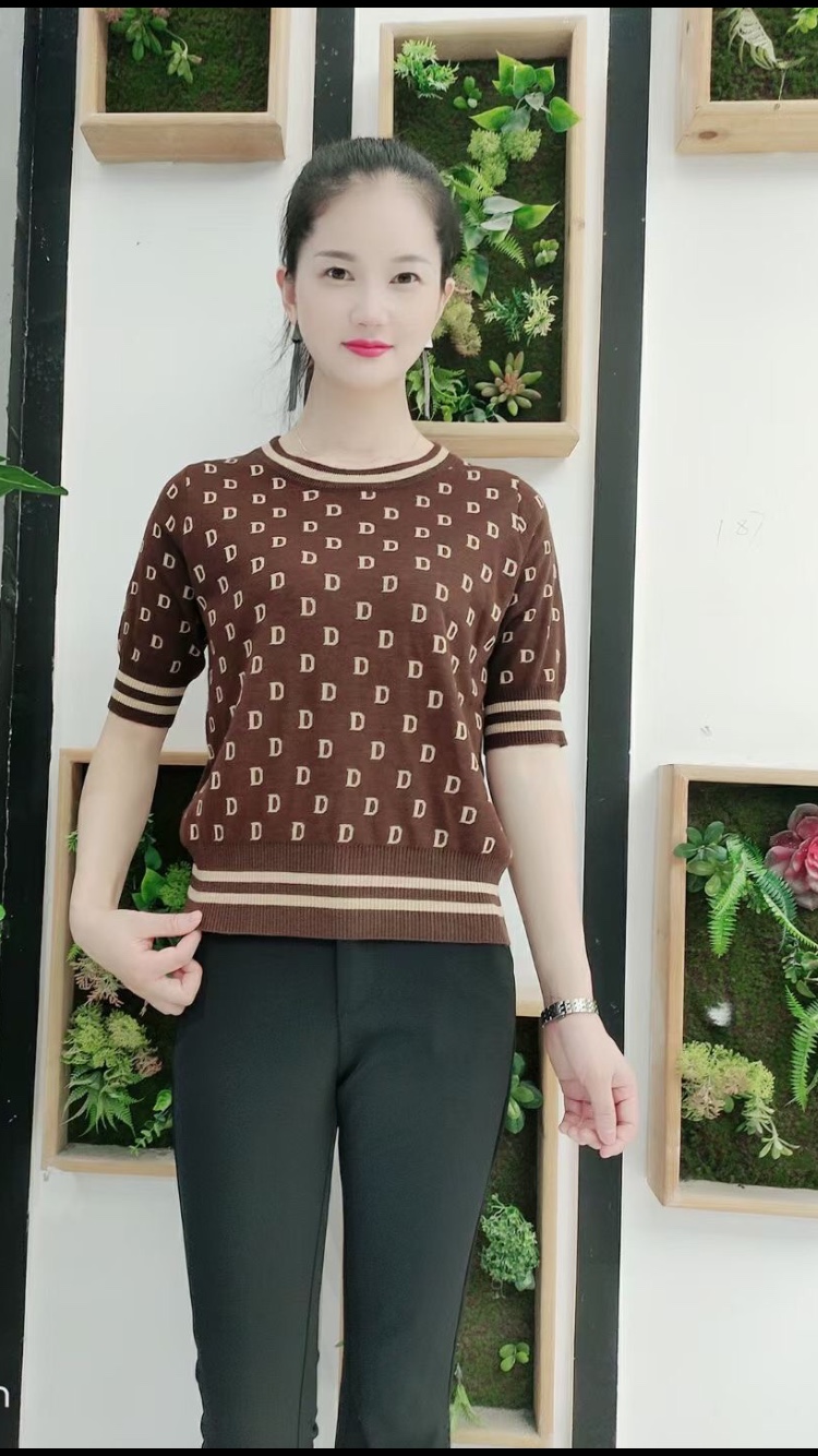 The autumn cashmere sweater series features original design, comfort and fashion, with coffee-colored patterns Specification image