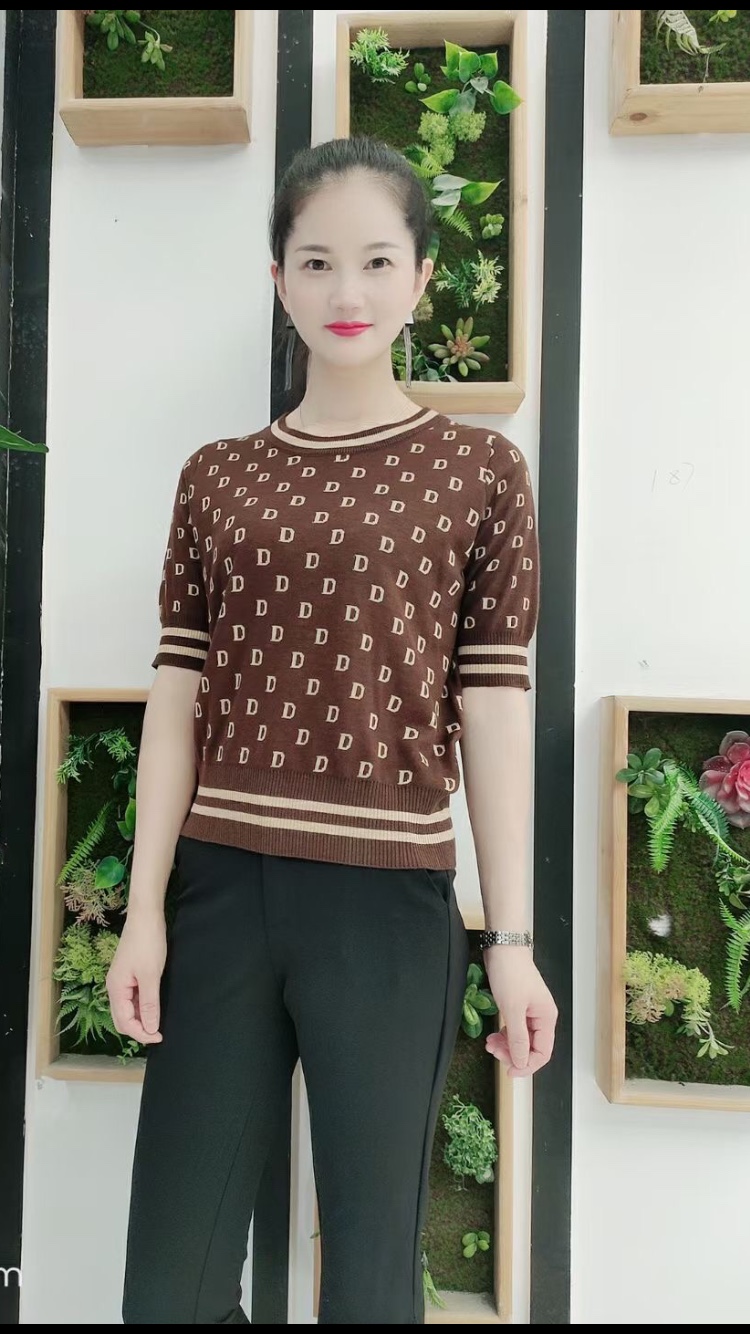 The autumn cashmere sweater series features original design, comfort and fashion, with coffee-colored patterns Item Picture