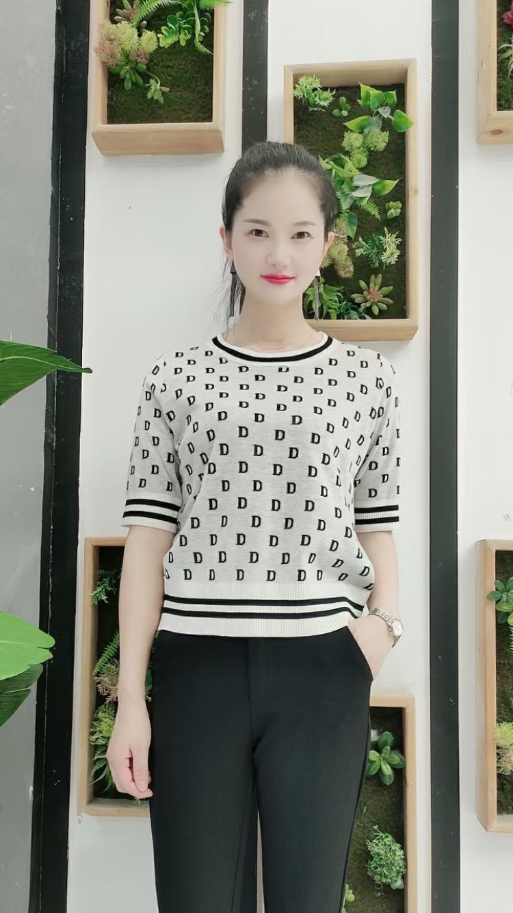The autumn cashmere sweater series features original designs that are comfortable and fashionable, with beige floral patterns details Picture