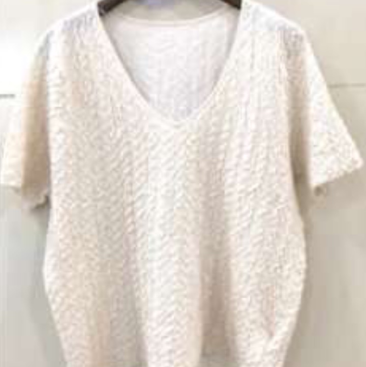 The autumn cashmere sweater series features original designs in comfortable and fashionable beige