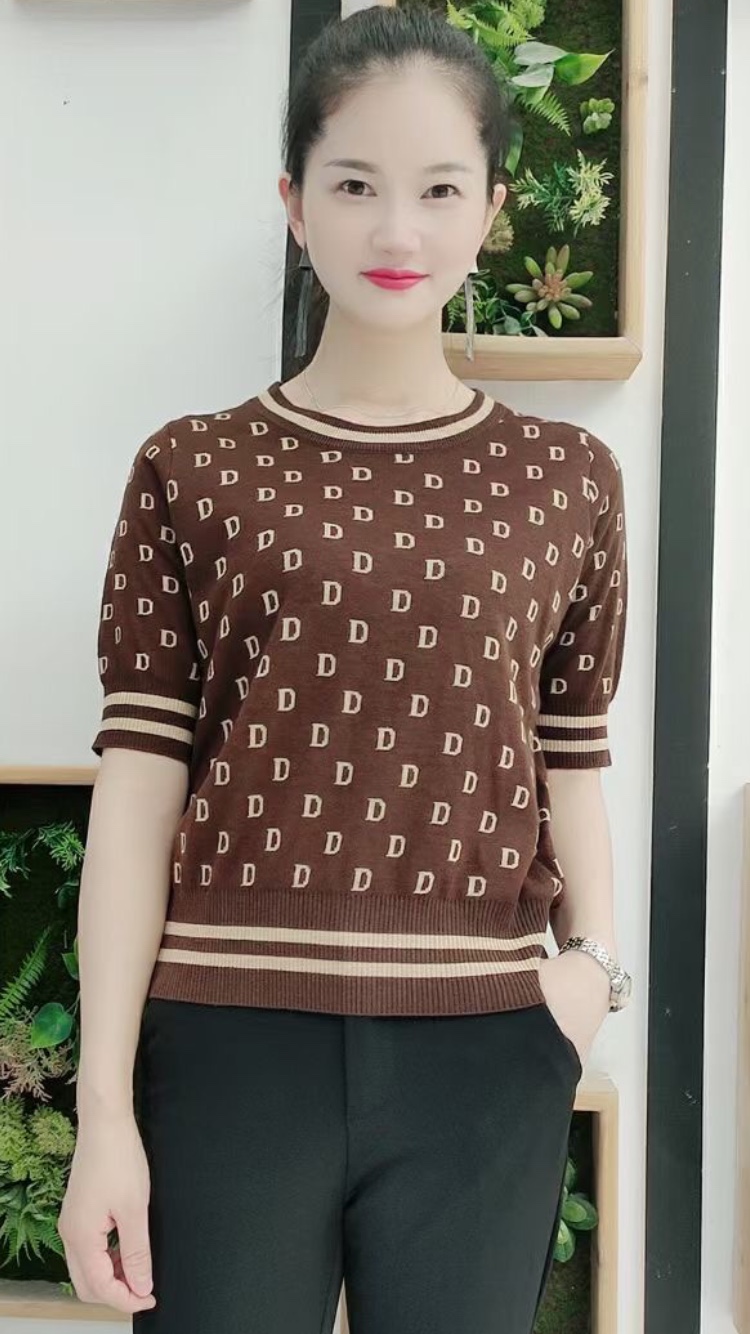 The autumn cashmere sweater series features original design, comfort and fashion, with coffee-colored patterns Application Scenario