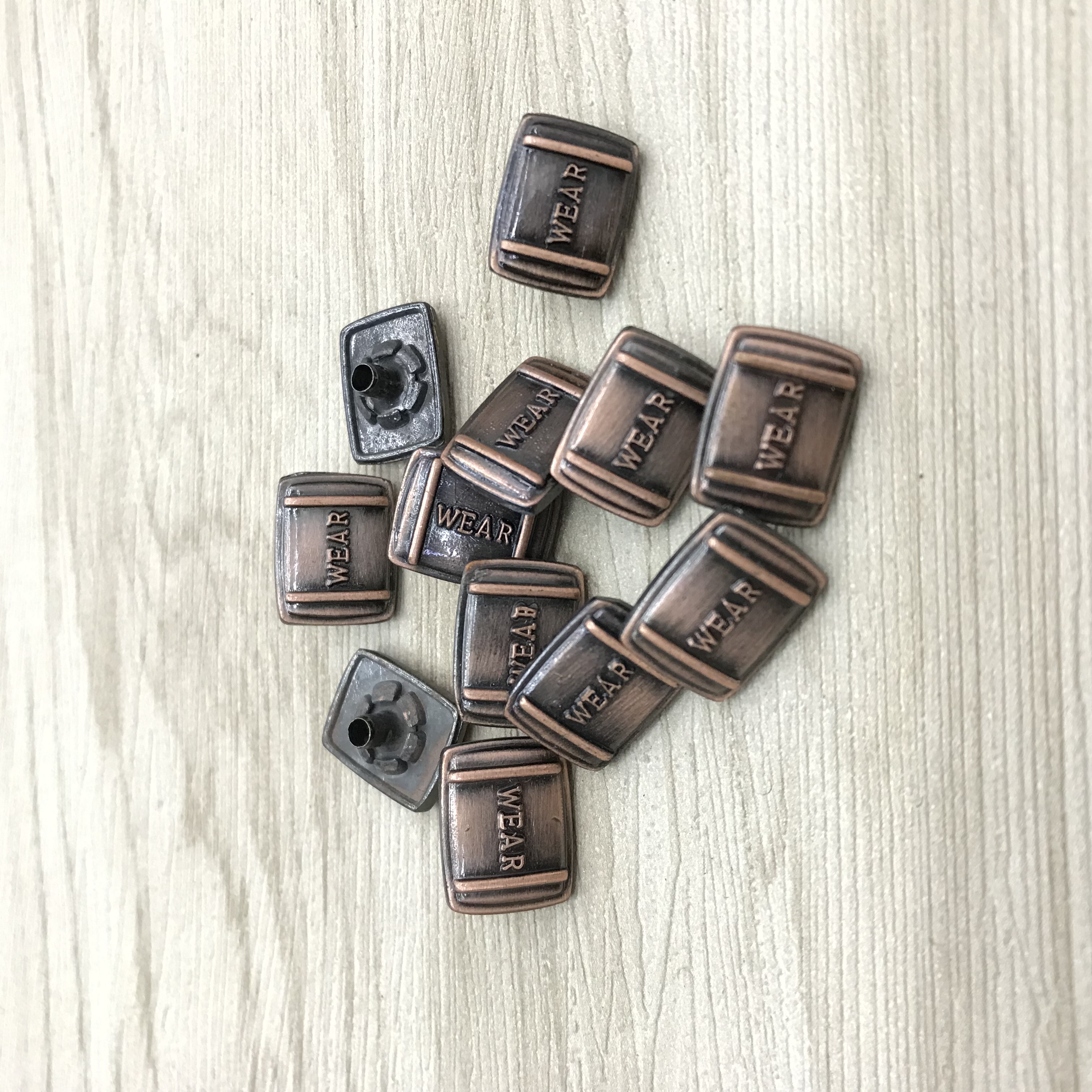 Retro red antique copper brushed four-button alloy button details Picture