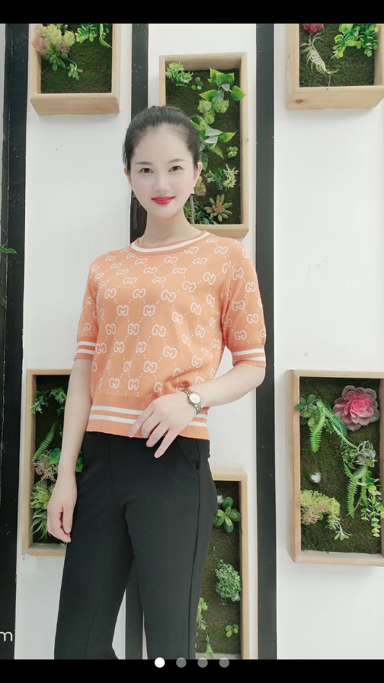 The autumn cashmere sweater series features original designs in a comfortable and fashionable light yellow color details Picture