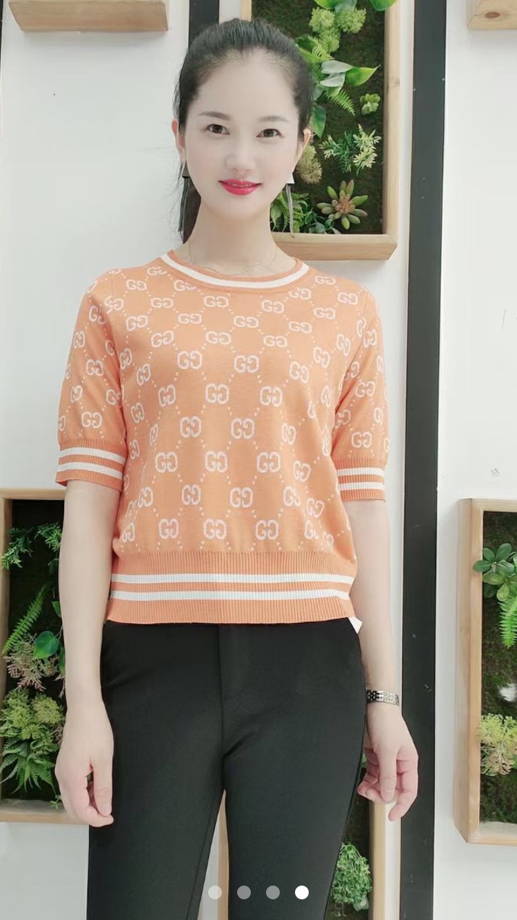 The autumn cashmere sweater series features original designs in a comfortable and fashionable light yellow color detail image 4