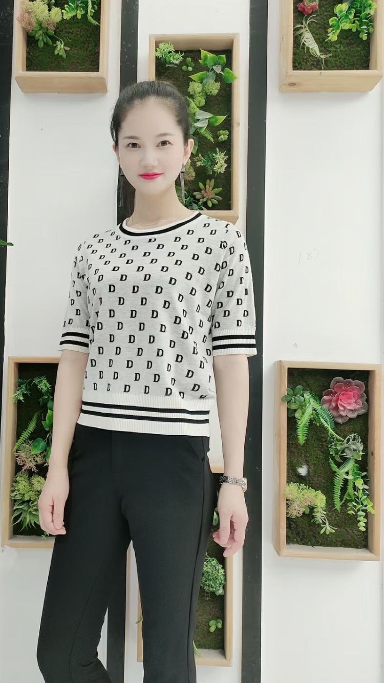 The autumn cashmere sweater series features original designs that are comfortable and fashionable, with beige floral patterns Application Scenario