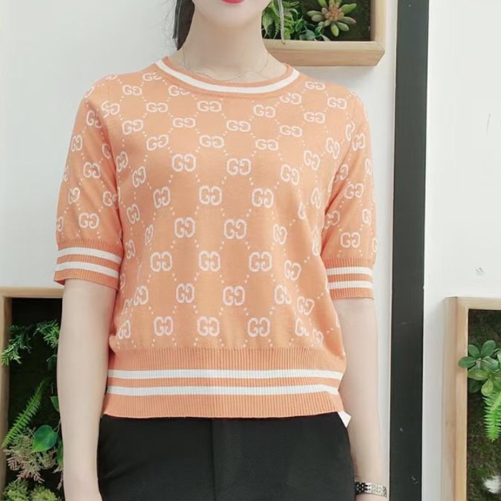 The autumn cashmere sweater series features original designs in a comfortable and fashionable light yellow color
