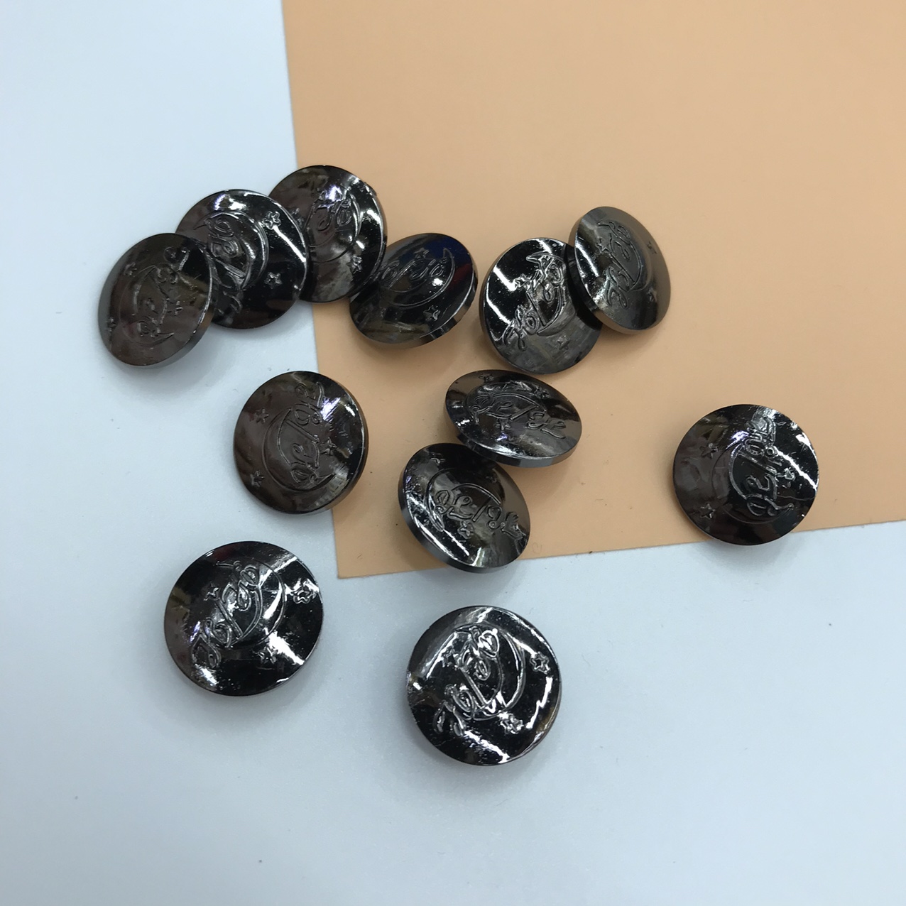 Button design for clothing accessories, overcoats and jackets