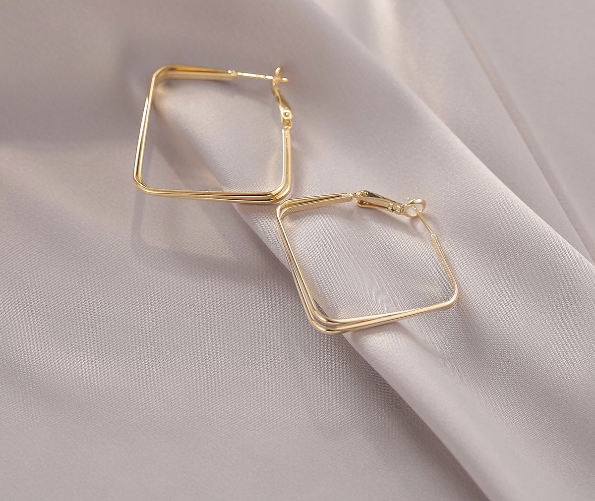 European and American exaggerated large ear rings, 2021 new trendy Korean-style trendy earrings, pure silver needle ear buckles, women's summer E0494-50 details Picture