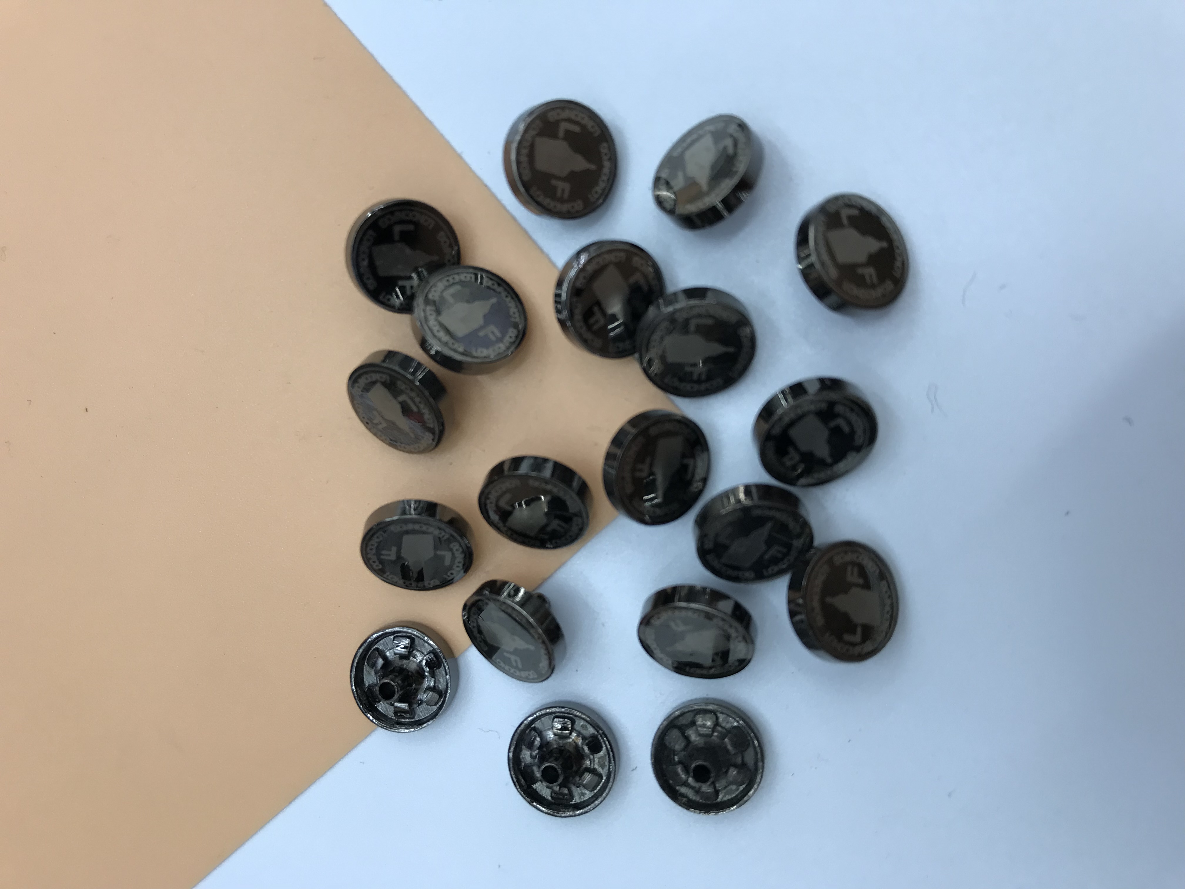 Laser decoration of four-piece buttons for clothing accessories detail image 4