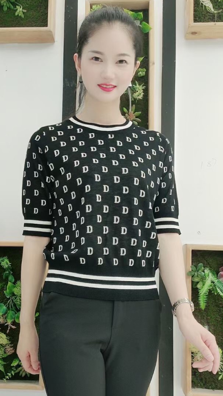 The autumn cashmere sweater series features original designs that are comfortable, fashionable and in deep grey Item Picture