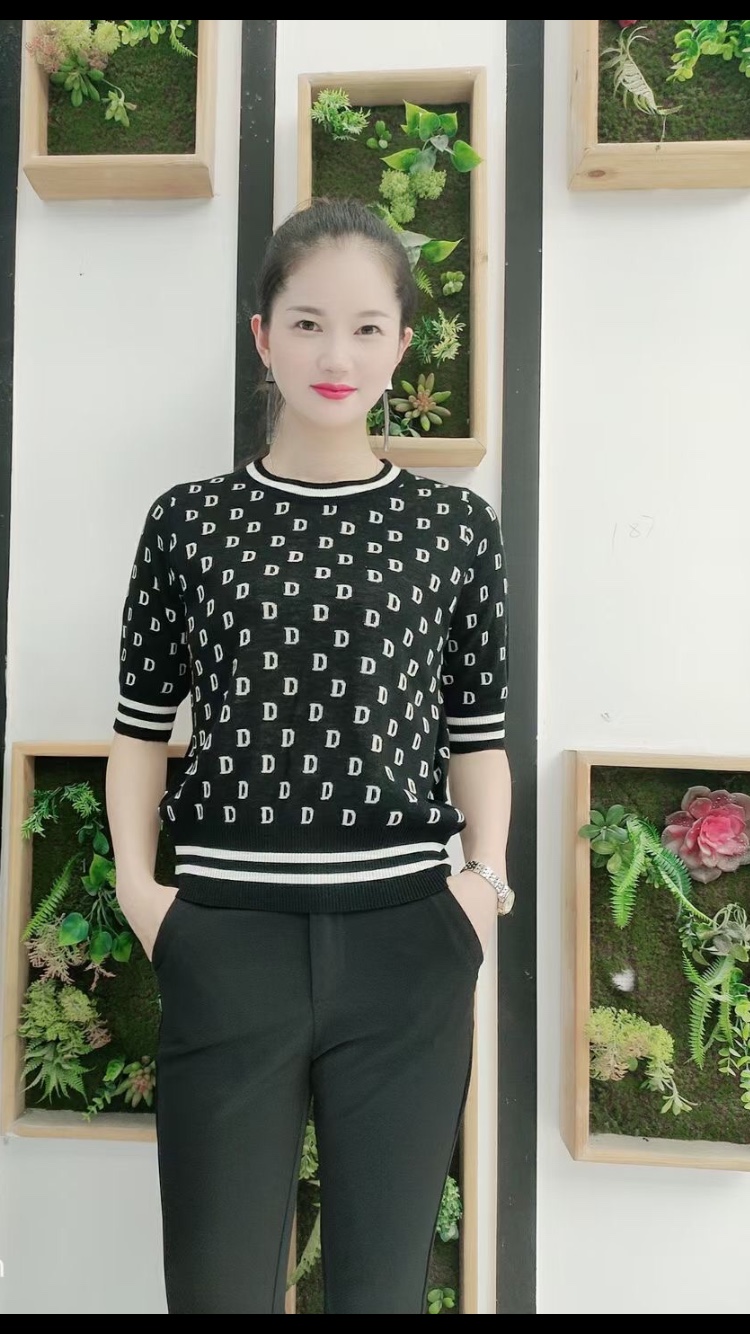 The autumn cashmere sweater series features original designs that are comfortable, fashionable and in deep grey Specification image