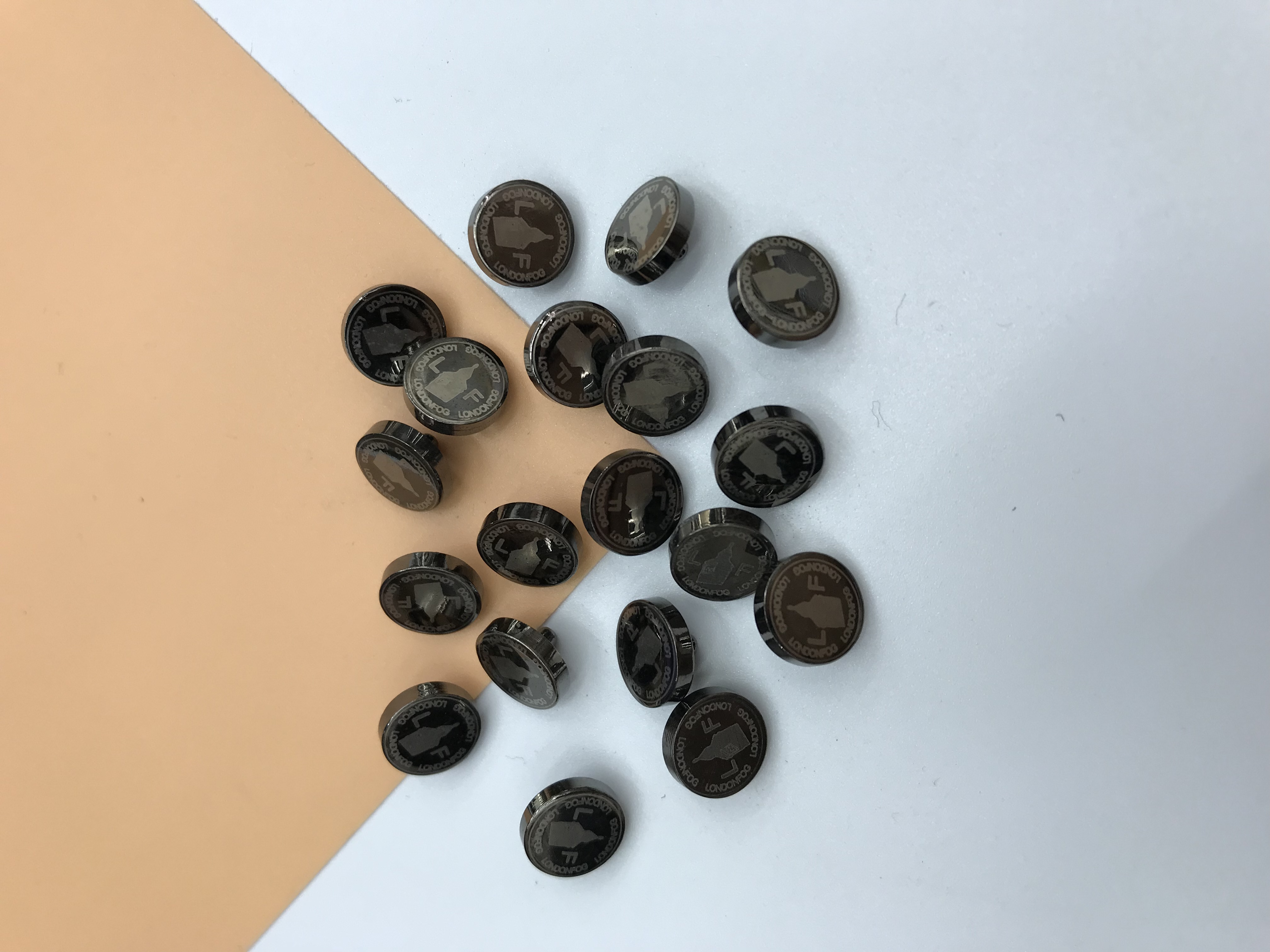 Laser decoration of four-piece buttons for clothing accessories detail image 3