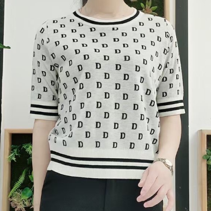 The autumn cashmere sweater series features original designs that are comfortable and fashionable, with beige floral patterns