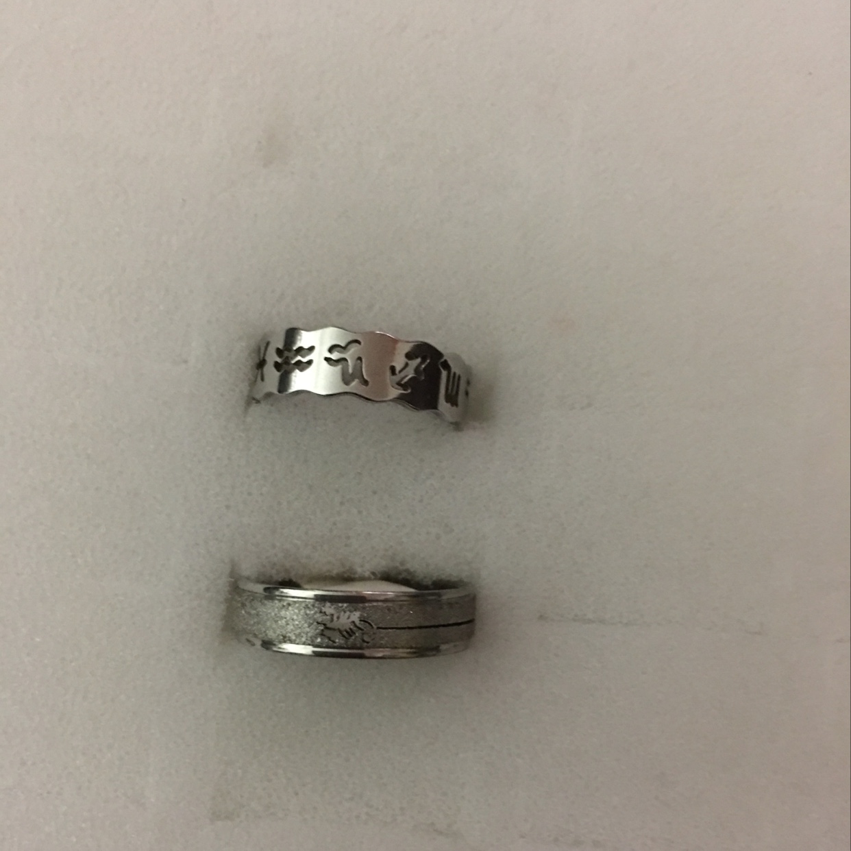 Two set combinations with rings! Wear effect is very good! Popular with both boys and girls.