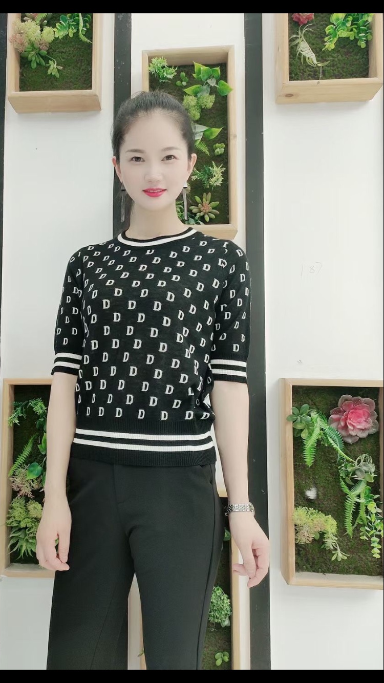 The autumn cashmere sweater series features original designs that are comfortable, fashionable and in deep grey details Picture