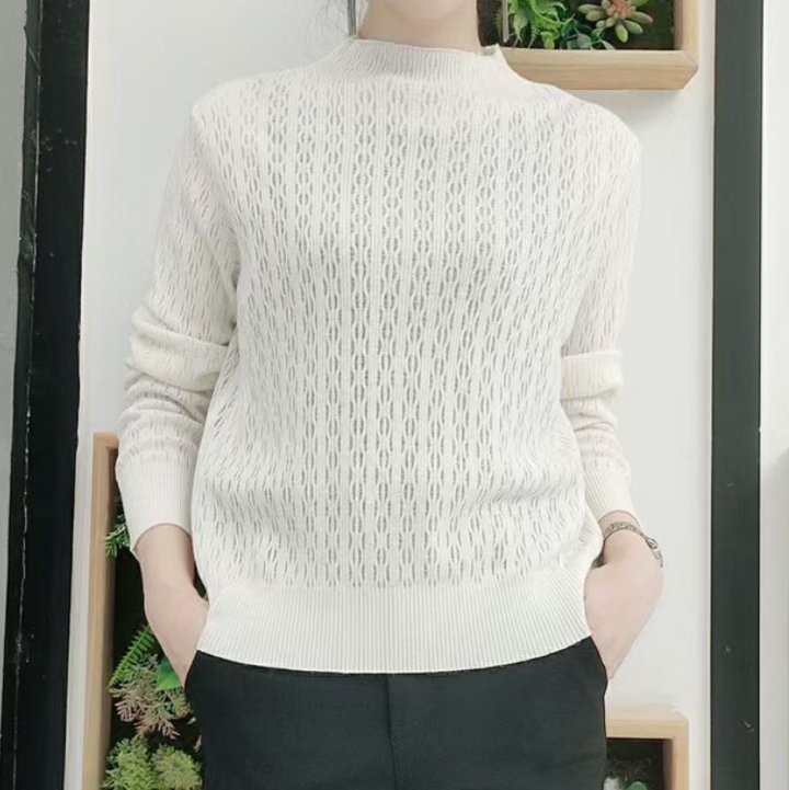The autumn cashmere sweater series features original designs in a comfortable and fashionable off-white color