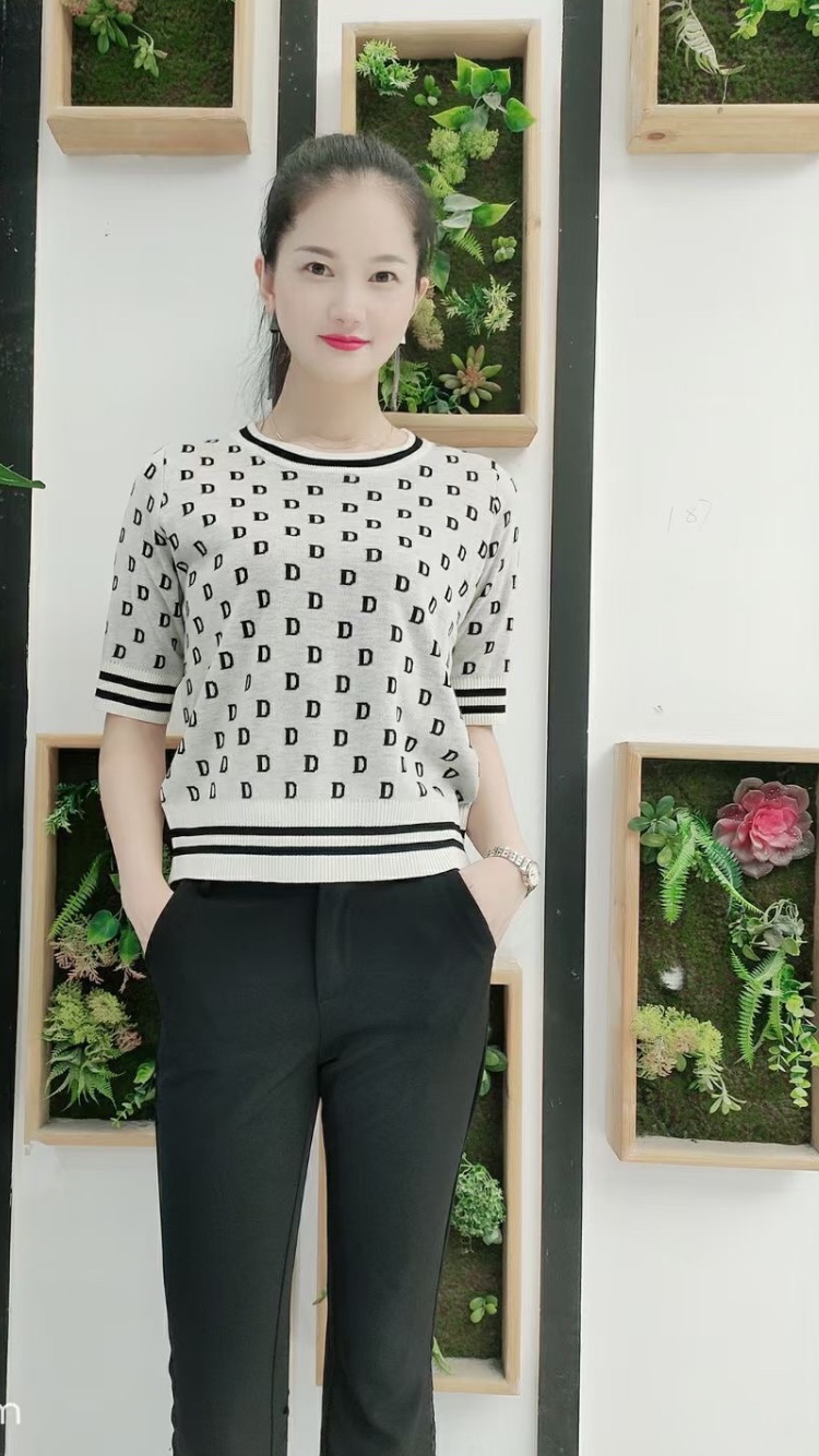 The autumn cashmere sweater series features original designs that are comfortable and fashionable, with beige floral patterns Item Picture