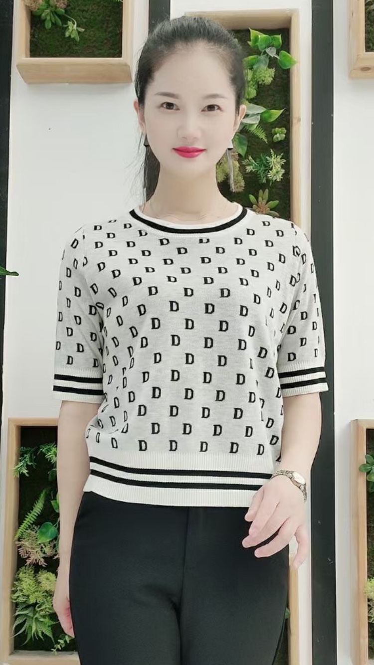 The autumn cashmere sweater series features original designs that are comfortable and fashionable, with beige floral patterns Specification image