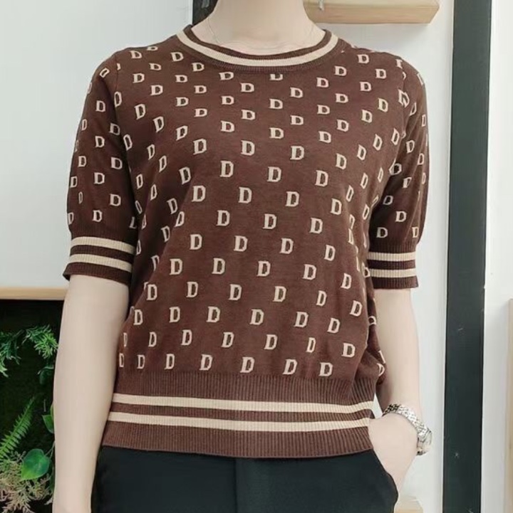 The autumn cashmere sweater series features original design, comfort and fashion, with coffee-colored patterns