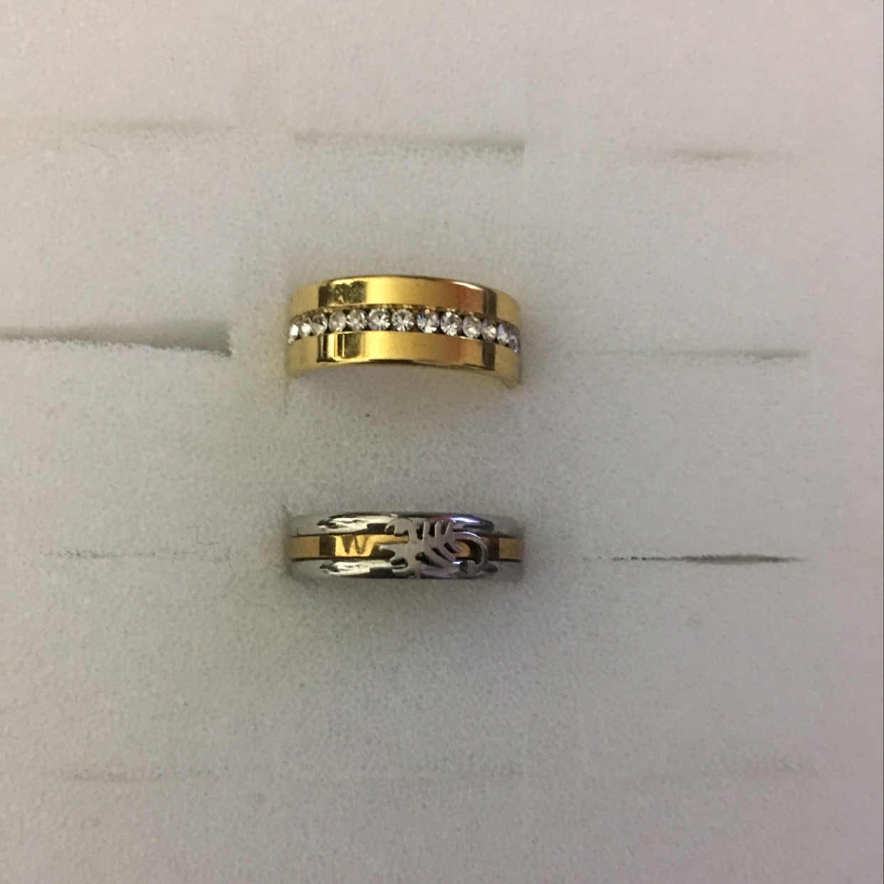 两个金色一排钻戒指💍搭配风格独特魅力时尚潮流休闲个性十足修身气质高雅简单优雅
