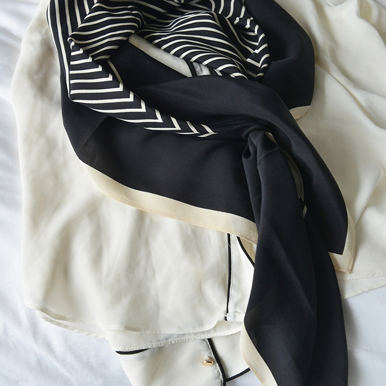 Extra-large, warm, thick, versatile, cute, retro printed scarf, silk scarf shawl, ladylike version, cute and comfortable. New spring and summer scarves, warm, trendy and fashionable for ladies