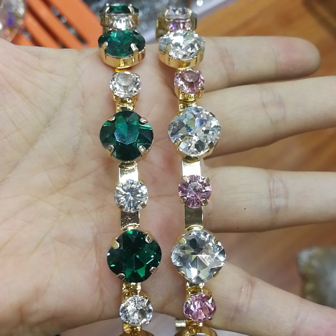 The popular hair bands and colorful glass diamond jewelry from Chaoxia Diamond Jewelry in Yiwu International Trade City are elegant and simple