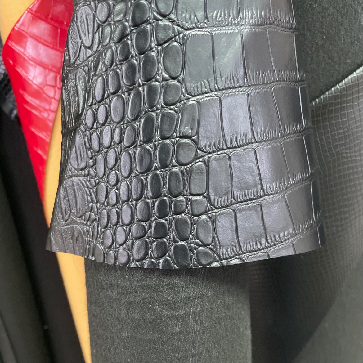 Crocodile pattern leather fabric bags, sofas, shoe materials, belts, accessories, black EY007 Application Scenario