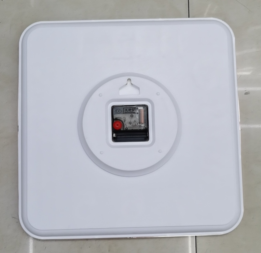 Square white-faced wall clock Application Scenario