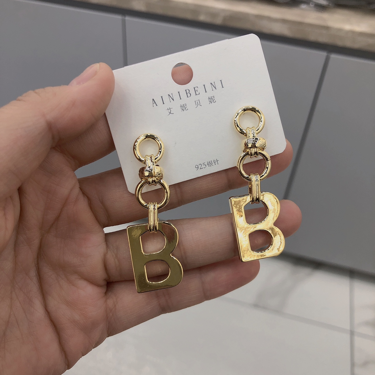 夸张大气字母耳环2021年新款潮韩国气质耳坠设计感个性时尚耳饰品