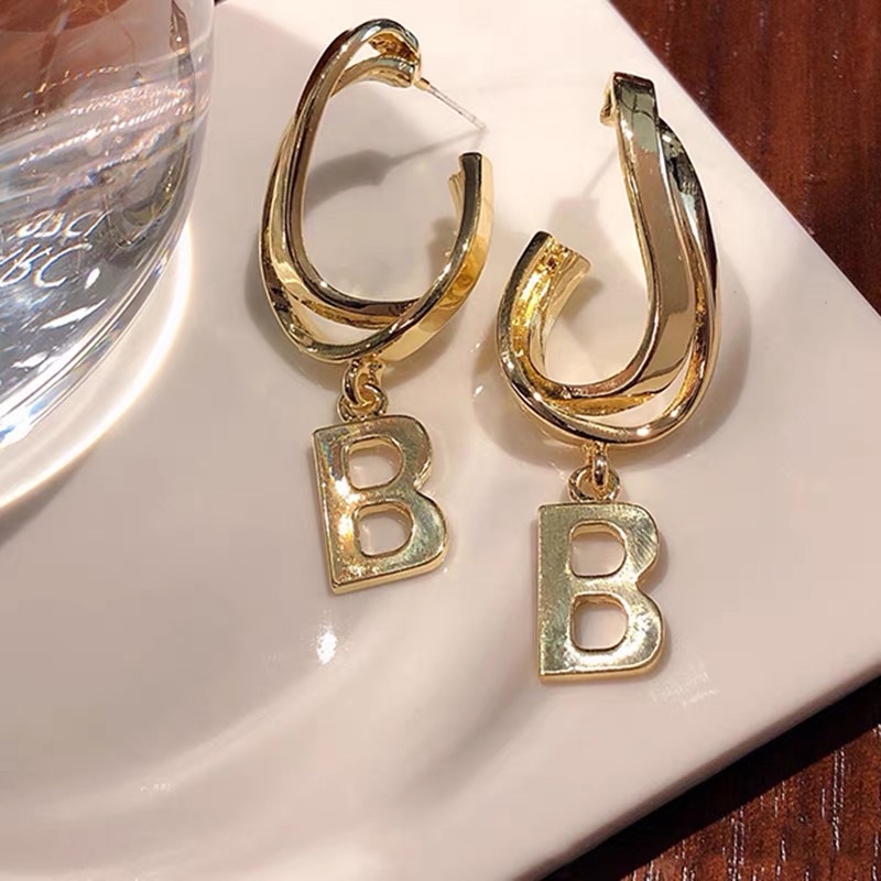 The "B" letter earrings with a cold and elegant style on Instagram in Europe and America are simple, versatile, and feature unique stud earrings. They are popular and have a niche design sense Specification image