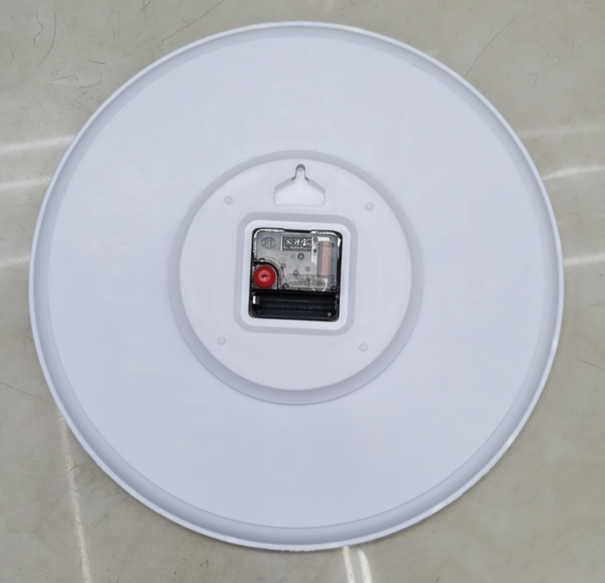 A round white-faced wall clock Item Picture
