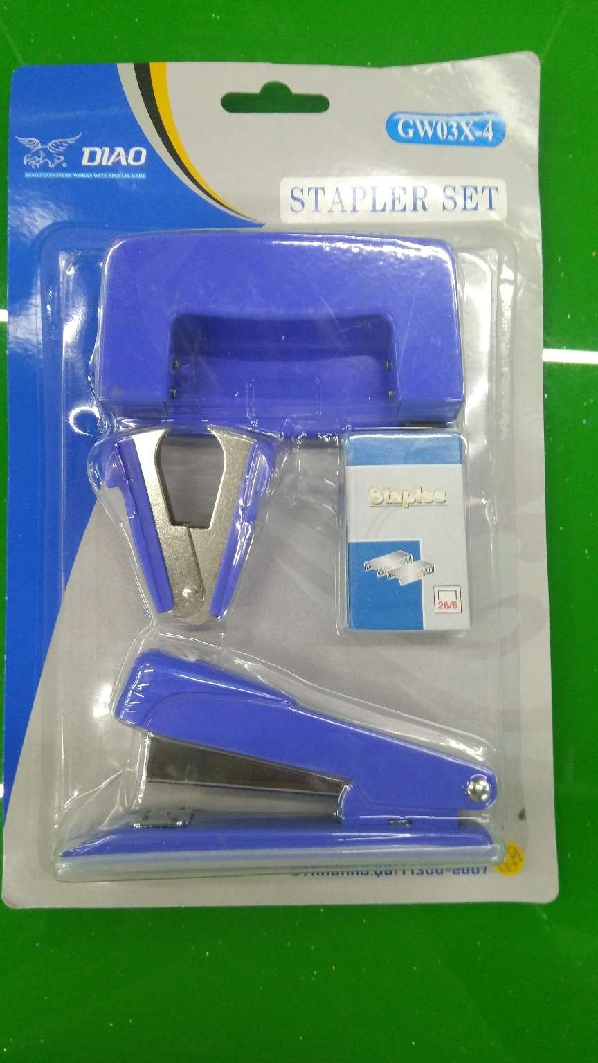 Holding a stapler, a set of staplers, staplers, staples, a set of staplers, using No. 10 staples, office supplies, stationery supplies detail image 3