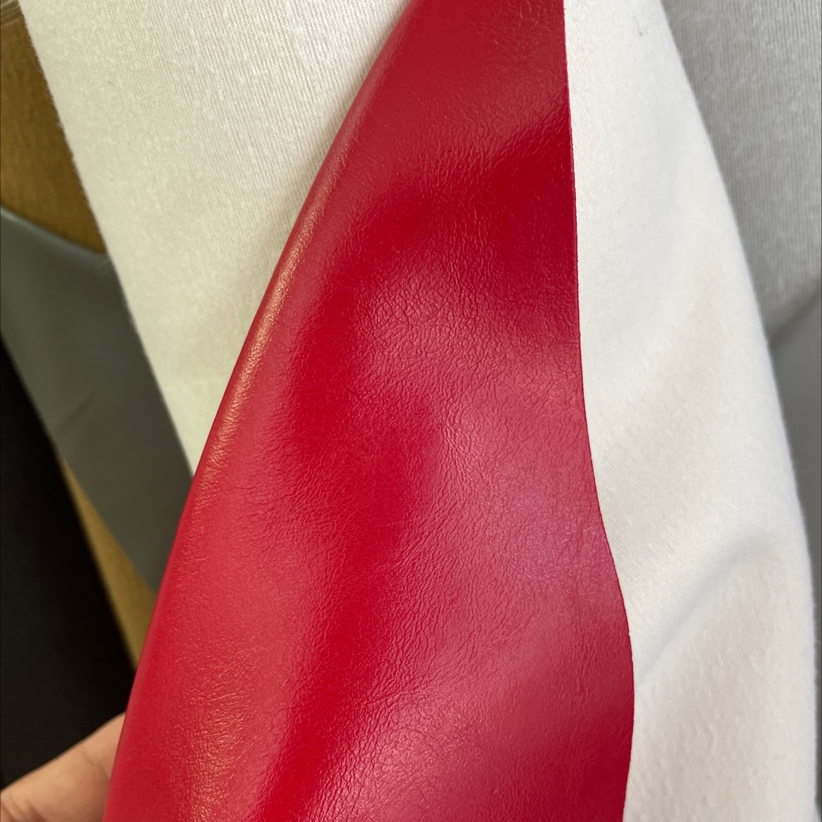 Direct sales from the oil-leather manufacturer, hot-selling new PVC leather, large stock of high, medium and low grade luggage, sofa, shoe materials and fabrics Item Picture