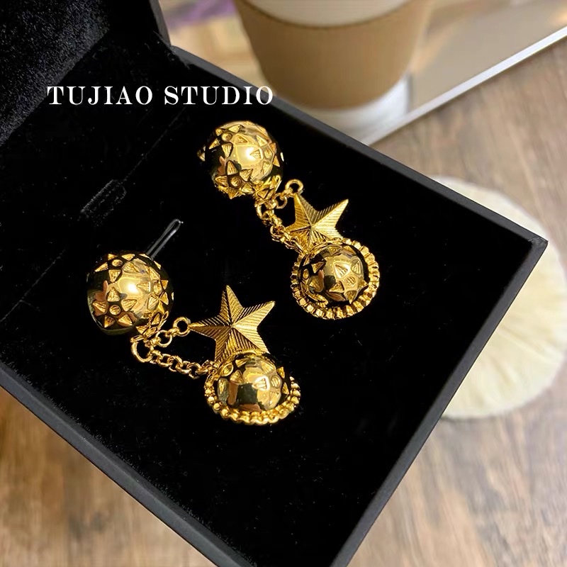 vintage three-dimensional planet five-pointed star stud earrings Application Scenario