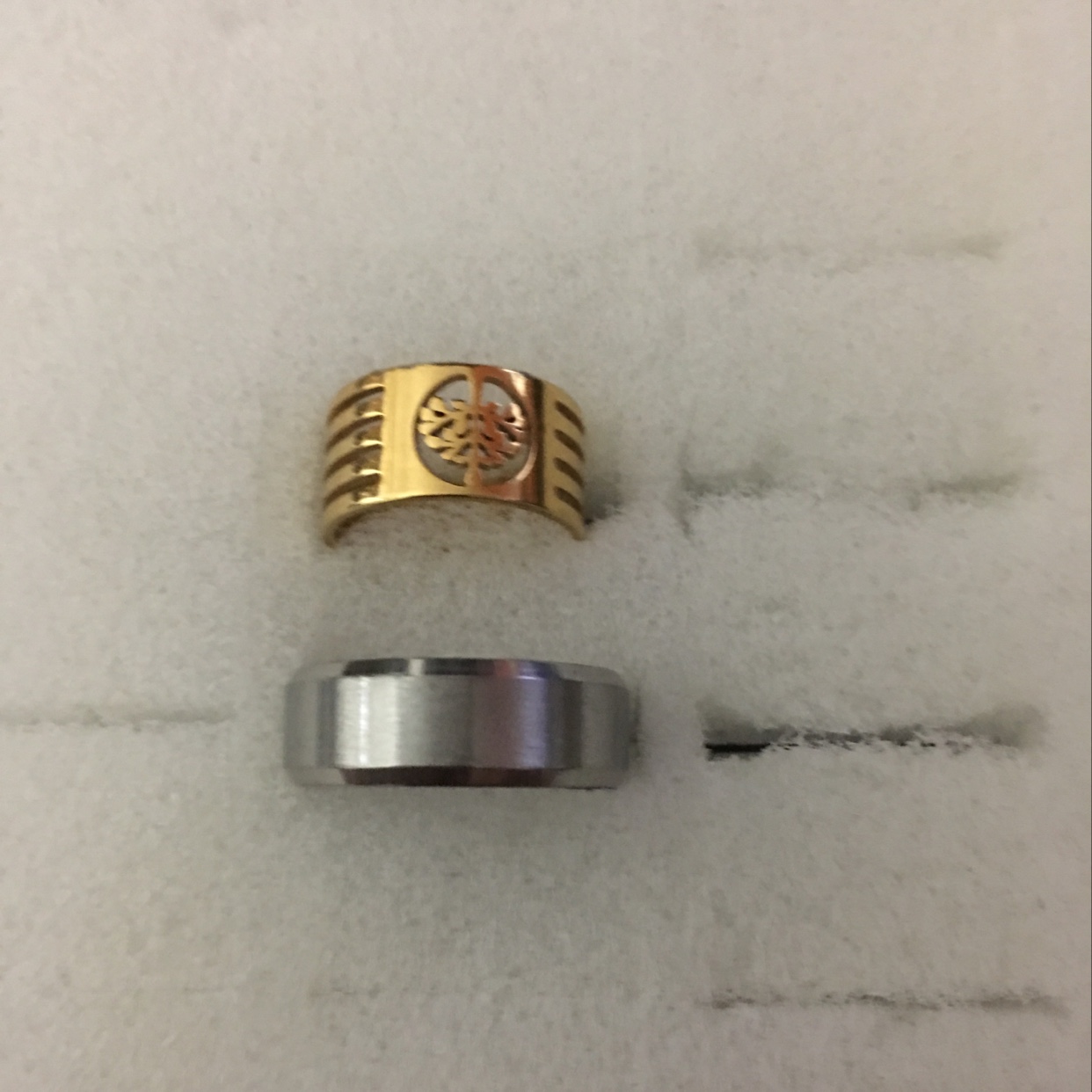 The two wide-sided gold and white designs have a unique style. The matching techniques are fashionable, elegant, decent and proper