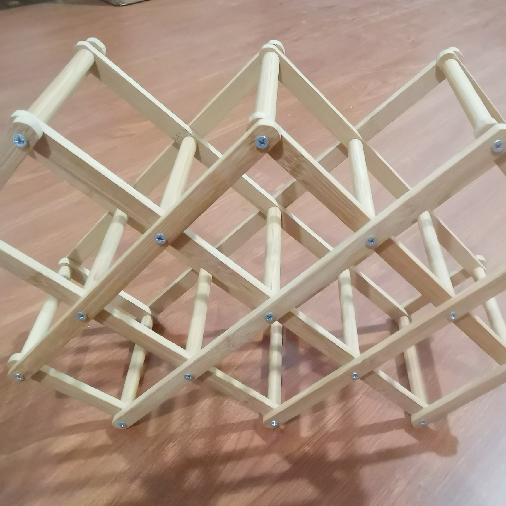 A bamboo wine rack that can be folded and retracted