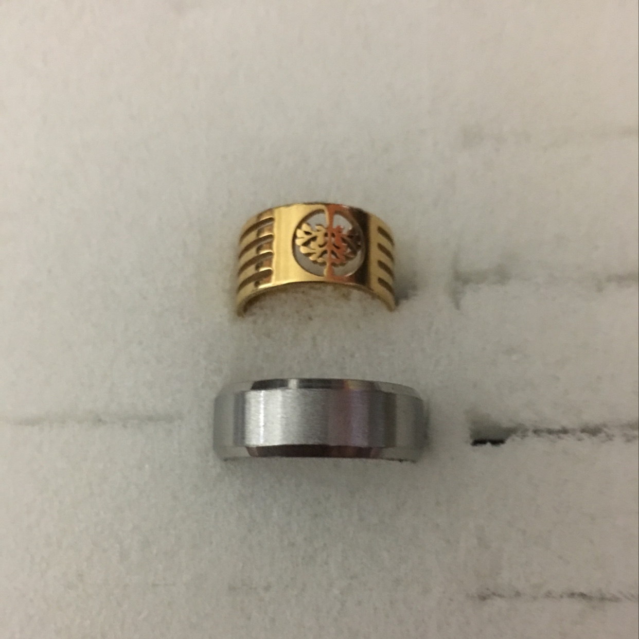 The two wide-sided gold and white designs have a unique style. The matching techniques are fashionable, elegant, decent and proper details Picture