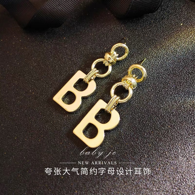 Exaggerated and grand letter earrings, 2021 new trendy Korean style earrings, design sense, individual and fashionable earrings Item Picture
