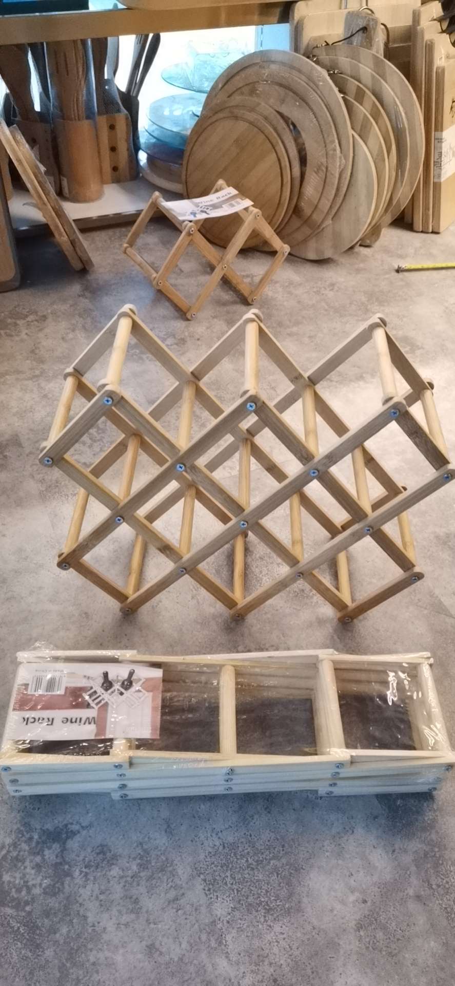 A bamboo wine rack that can be folded and retracted Item Picture