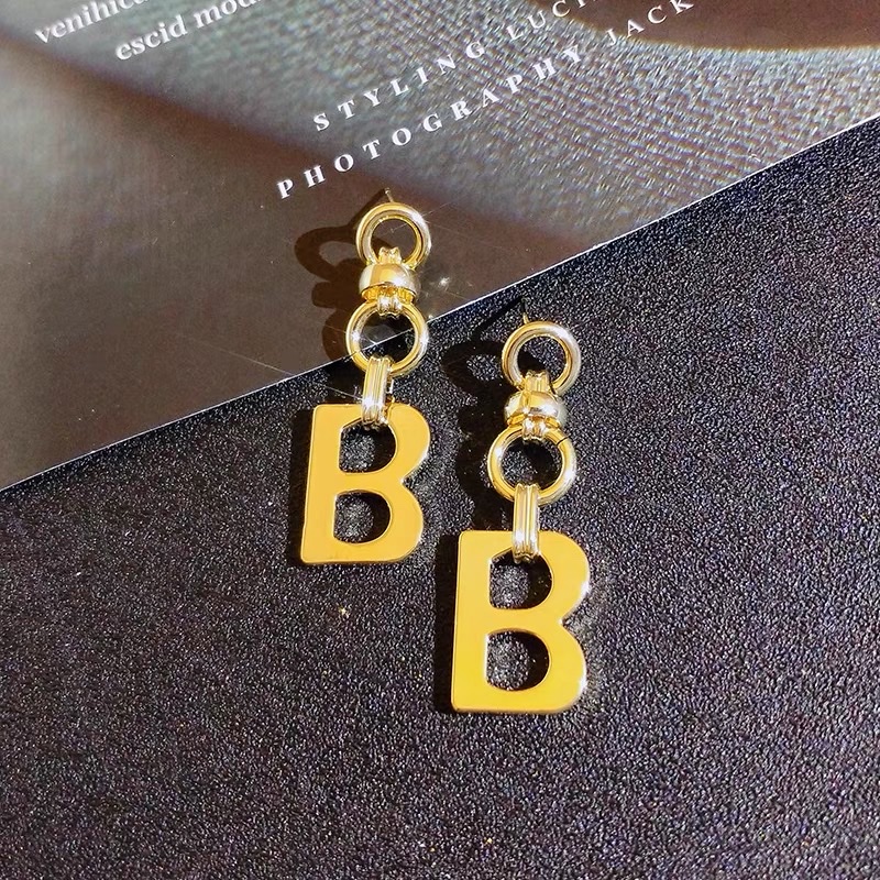 Exaggerated and grand letter earrings, 2021 new trendy Korean style earrings, design sense, individual and fashionable earrings Specification image