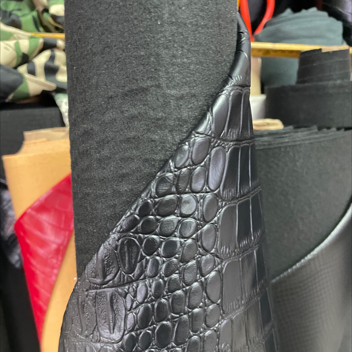 Crocodile pattern leather fabric bags, sofas, shoe materials, belts, accessories, black EY007 details Picture