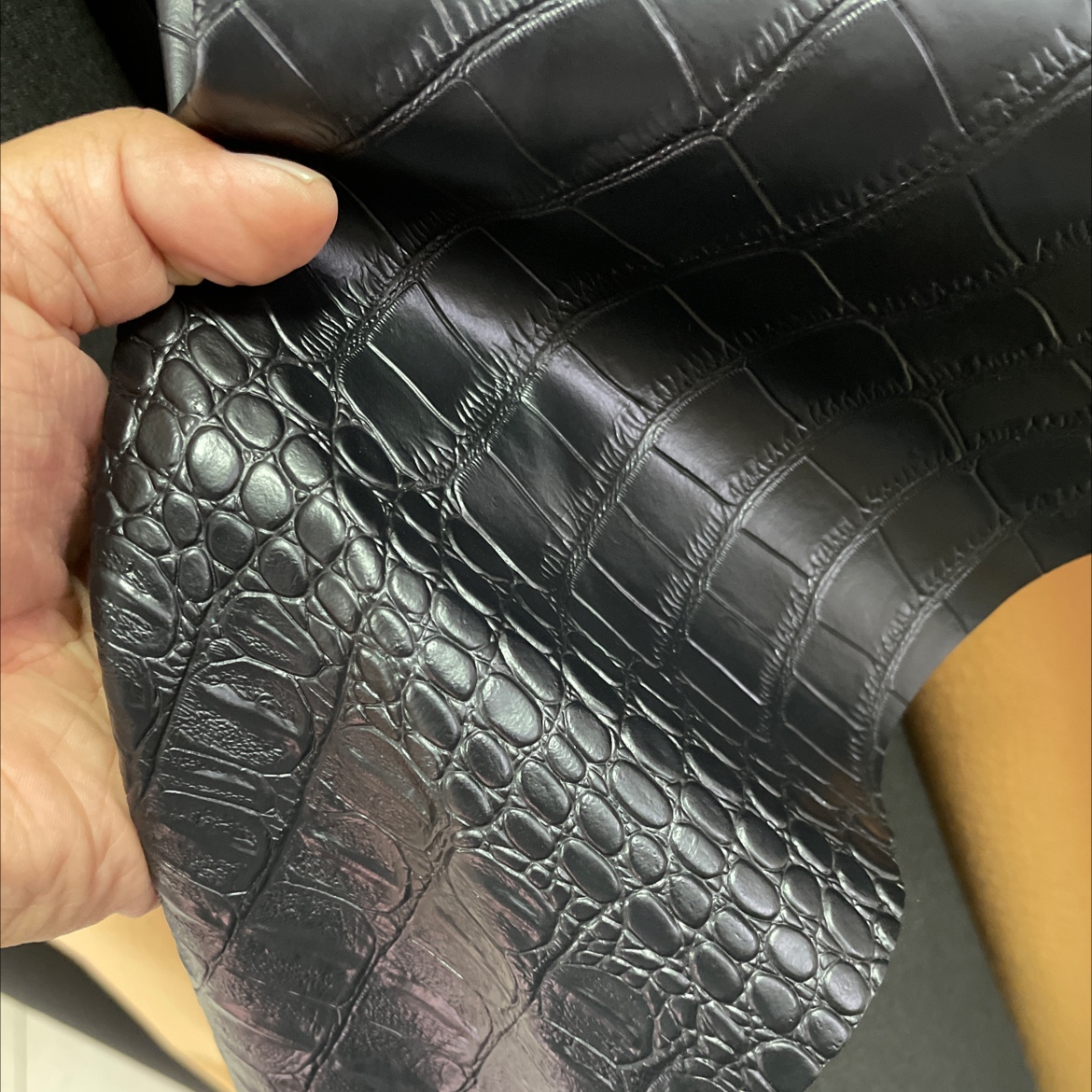 Crocodile pattern leather fabric bags, sofas, shoe materials, belts, accessories, black EY007 Item Picture