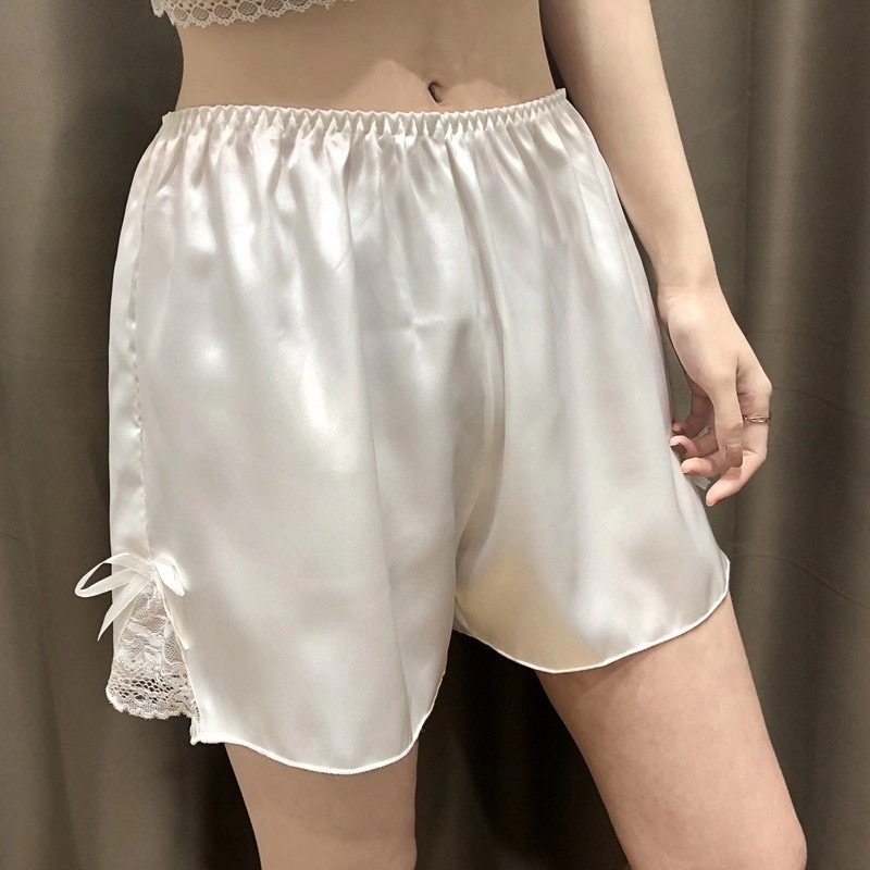 Korean Lace Safety Pants Woman

Color: Black White details Picture