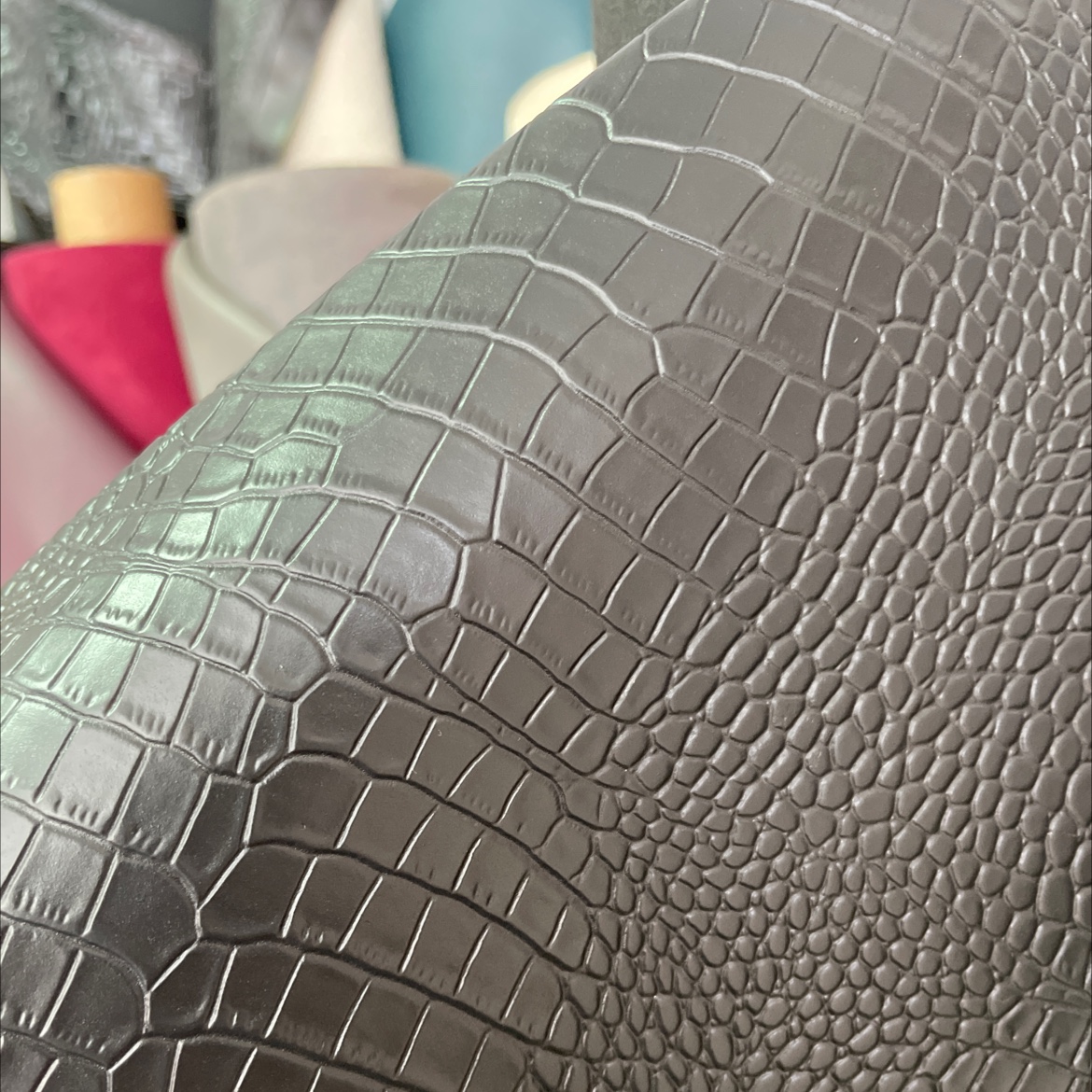 Crocodile pattern leather fabric bags, sofas, shoe materials, belts, accessories, black EY002 Application Scenario