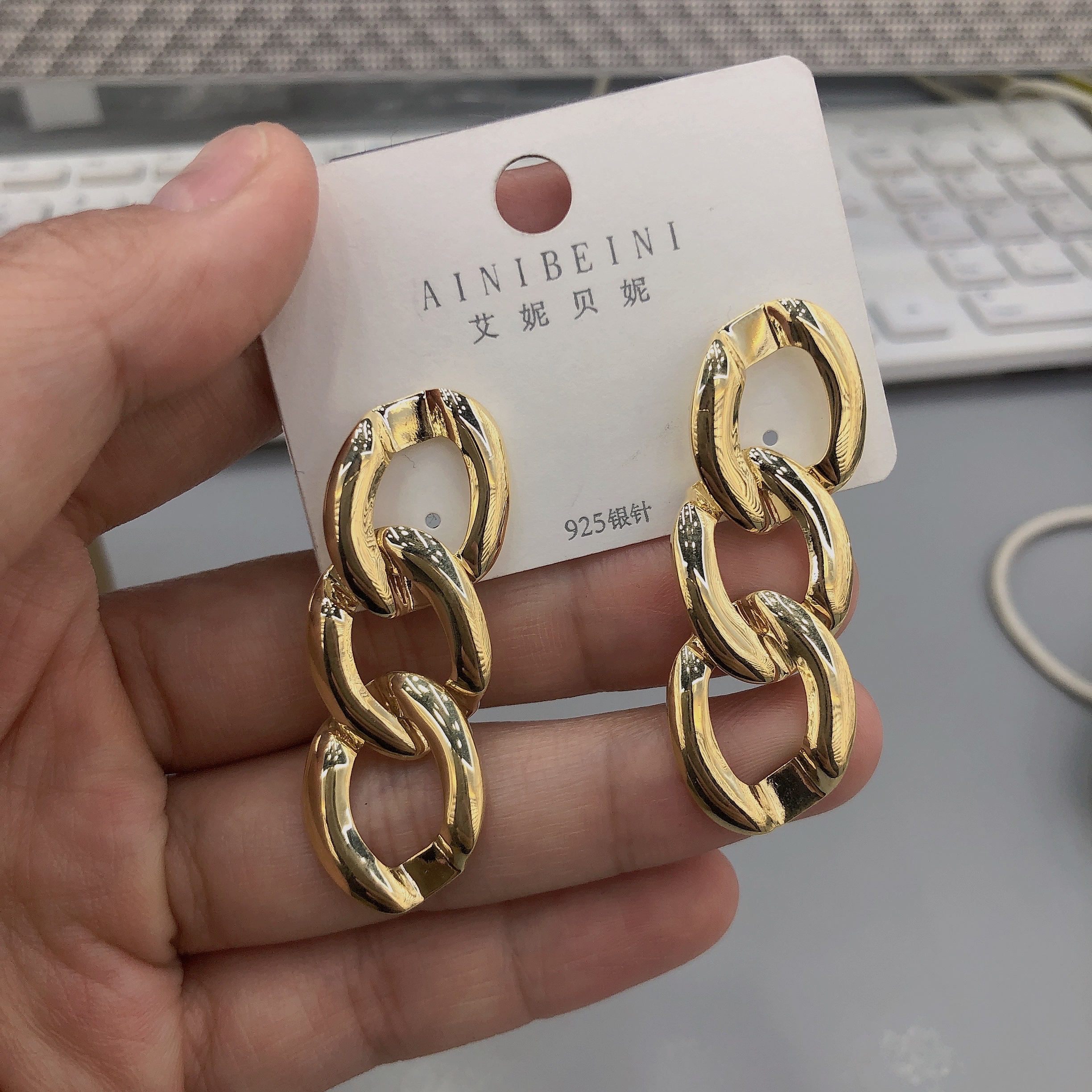 S925 silver needle European and American retro design metal chain earrings, a popular and cold style earring that makes the face look slimmer Application Scenario