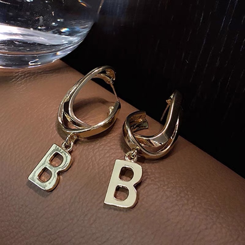 The "B" letter earrings with a cold and elegant style on Instagram in Europe and America are simple, versatile, and feature unique stud earrings. They are popular and have a niche design sense Application Scenario